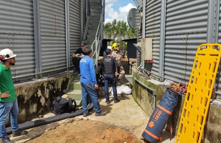 Corpo de Bombeiros retiram corpo de homem preso em silo
