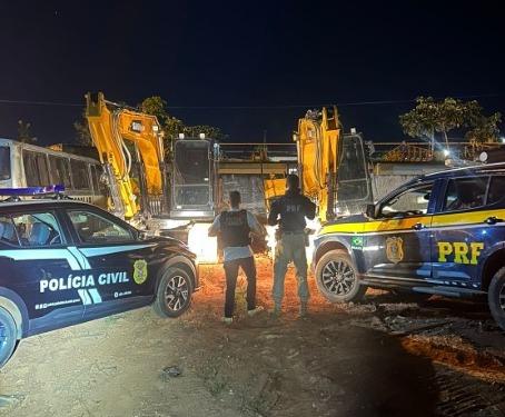 Polícia Civil e PRF recuperam escavadeiras furtadas no Rio de Janeiro em Pontes e Lacerda