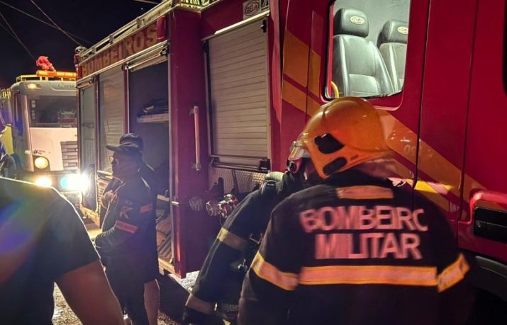 Bombeiros extinguem incêndio em residência em Campo Novo do Parecis