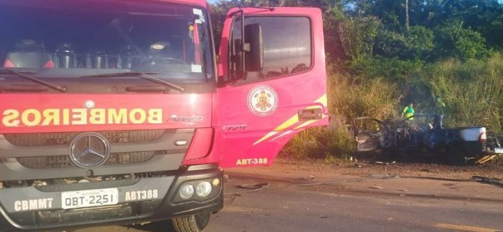 Bombeiros socorrem três vítimas após colisão entre automóvel e caminhão na MT-208