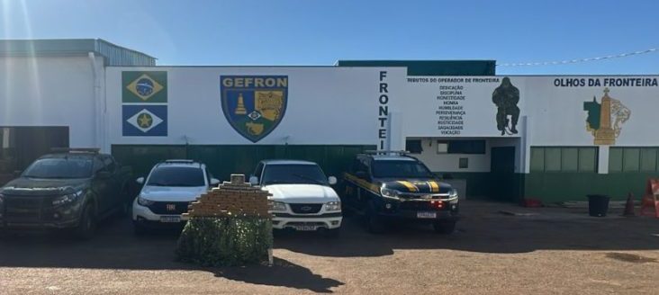Gefron e PRF apreendem 61 tabletes de cocaína e skunk em compartimento oculto de caminhante na fronteira