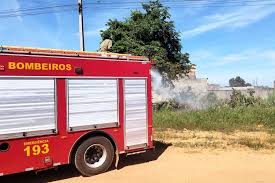Corpo de Bombeiros combate incêndio em área urbana e alerta proibição do uso do fogo