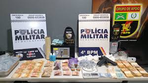 Policia Militar prende três homens por tráfico, apreende munições e 83 porções de drogas