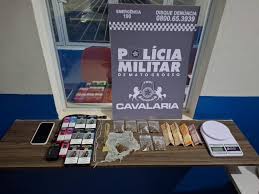 Cavalaria da PM prende homem por tráfico de drogas, apreende maconha e cigarros eletrônicos