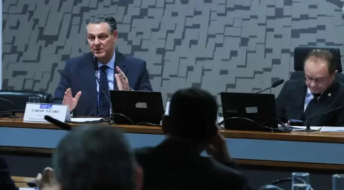 Ministro da Agricultura anuncia que foco de gripe aviária está contido