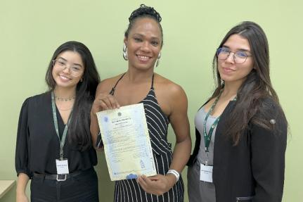 Mulher trans celebra correção de nome e gênero em documentos após anos de luta