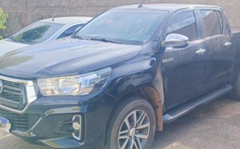 PM e PRF apreendem caminhonete com placas adulteradas e prendem homem em Rondonópolis