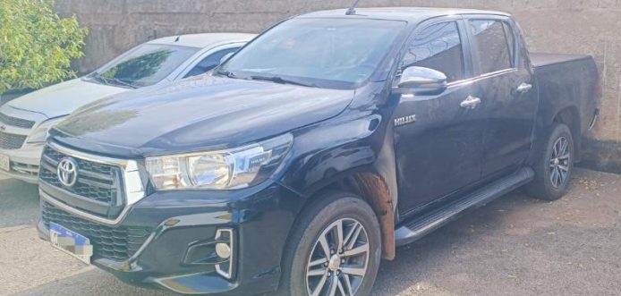 PM e PRF apreendem caminhonete com placas adulteradas e prendem homem em Rondonópolis