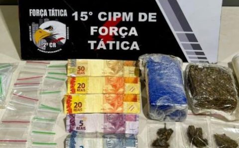 Força Tática prende dois homens por tráfico de drogas e apreende porções de maconha em residência