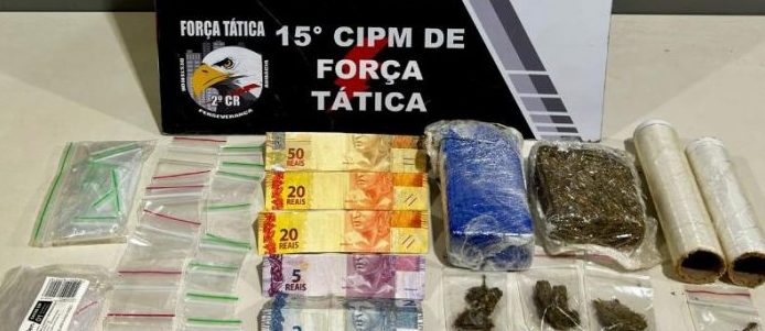 Força Tática prende dois homens por tráfico de drogas e apreende porções de maconha em residência