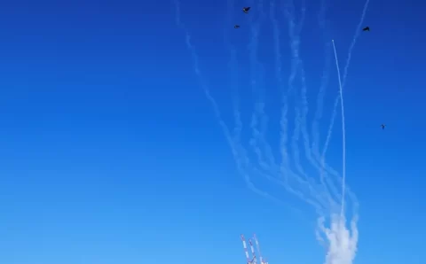 Irã lança mísseis contra base militar dos Estados Unidos no Catar