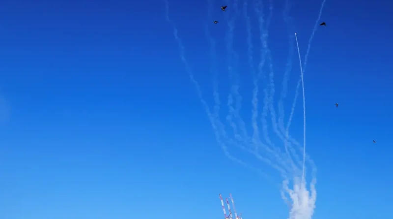 Irã lança mísseis contra base militar dos Estados Unidos no Catar