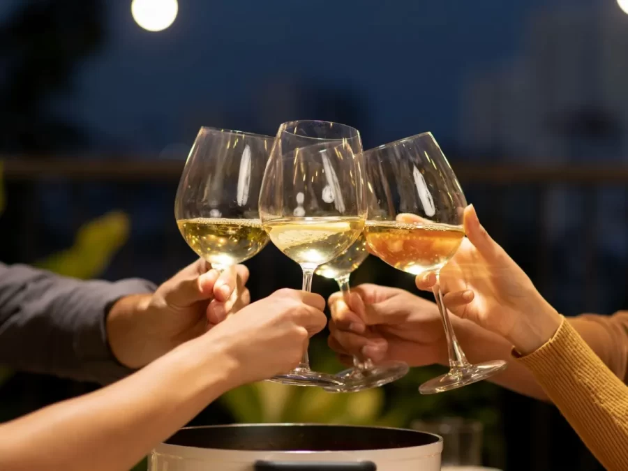 Consumo de vinho branco pode prevenir paradas cardíacas súbitas, diz estudo