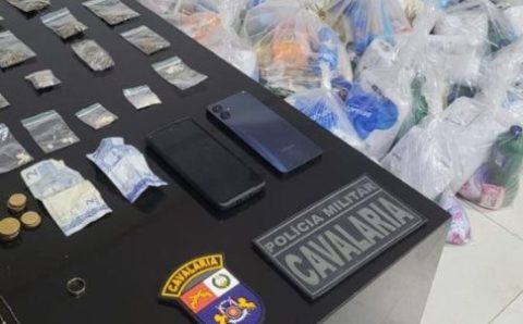 PM prende três faccionados e apreende porções de drogas e 31 cestas básicas