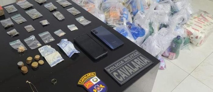 PM prende três faccionados e apreende porções de drogas e 31 cestas básicas