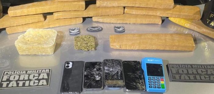 Força Tática apreende 12 tabletes de drogas e conduz três pessoas