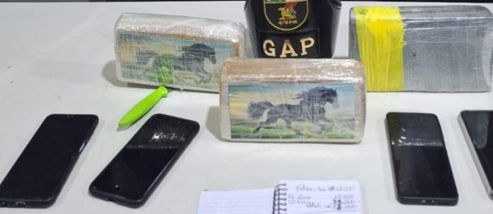 PM prende dois homens por tráfico de drogas e apreende tabletes de pasta base e cocaína