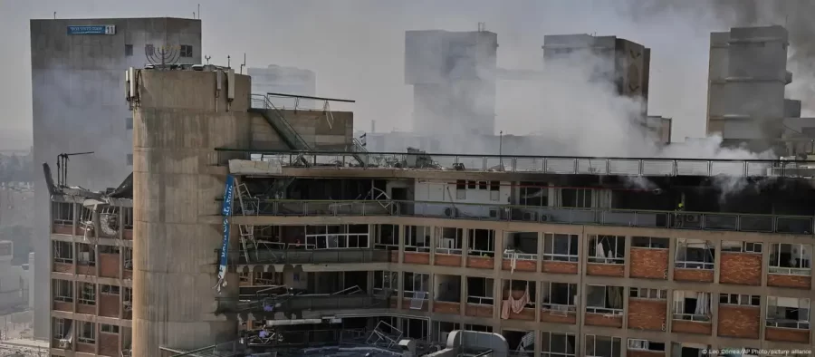 Irã e Israel trocam ataques; hospital israelense é atingido