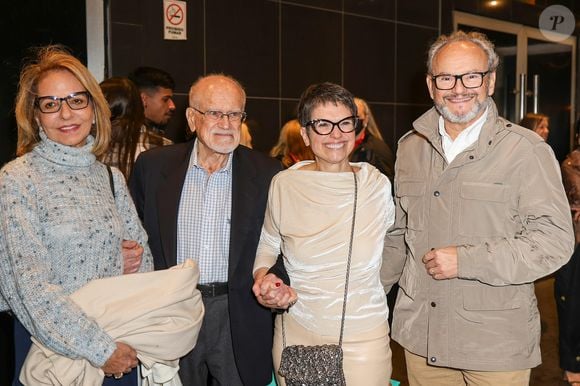 Sandra Annenberg faz raríssima aparição com o pai e marido, Ernesto Paglia, em show de Roberto Carlos no dia do seu 57º aniversário