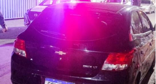 PM recupera carro roubado, prende suspeito e apreende arma de fogo em Cuiabá