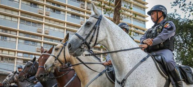 Cavalaria da PM prende dois foragidos da Justiça durante abordagem em Várzea Grande