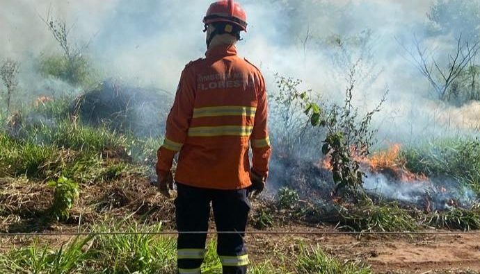 Corpo de Bombeiros realiza queima prescrita para prevenir incêndios no Parque Serra de Ricardo Franco