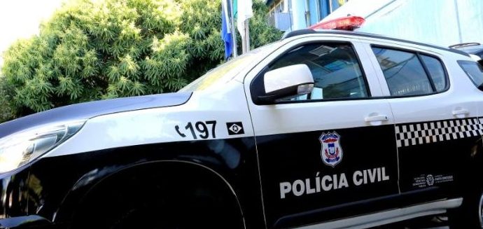 Polícia Civil prende homem por porte ilegal de arma e esposa por danificar delegacia