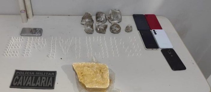 Cavalaria da PM apreende 226 porções de drogas e conduz cinco pessoas por tráfico de entorpecentes