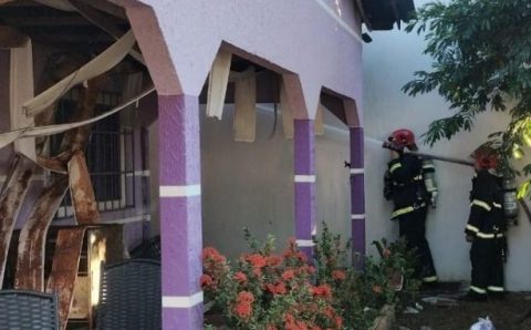 Corpo de Bombeiros combate incêndio em residência em Alta Floresta