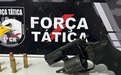Força Tática apreende arma de fogo, porções de maconha e prende duas pessoas integrantes de facção criminosa
