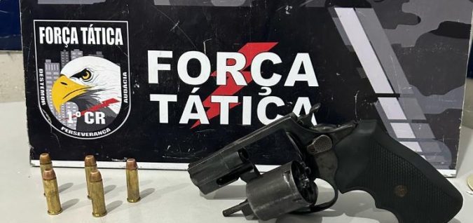 Força Tática apreende arma de fogo, porções de maconha e prende duas pessoas integrantes de facção criminosa