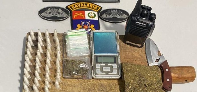 Cavalaria da PM prende quatro integrantes de facção criminosa por tráfico de drogas