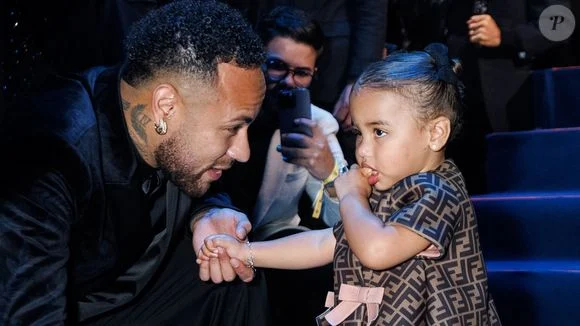 Filha de Neymar e Bruna Biancardi, Mavie é comparada ao pai por essas respostas de duas palavras em 1ª entrevista.