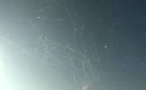 Irã ataca centro de Israel após entrada dos EUA no conflito