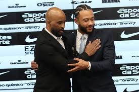 Após cobrança, Fabinho garante presença de Memphis em reapresentação do Corinthians