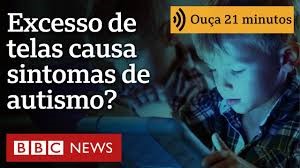 Excesso de telas em crianças pode causar sintomas que se confundem com autismo?