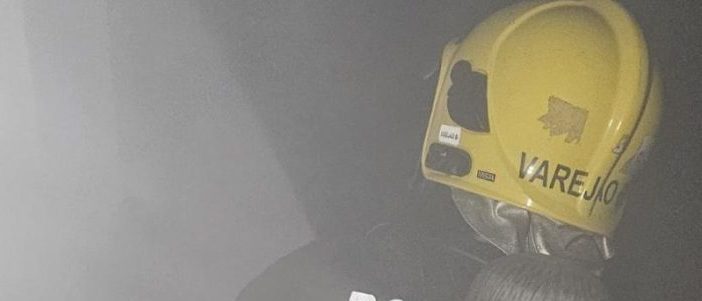 Bombeiros extinguem incêndio causado por geladeira em residência