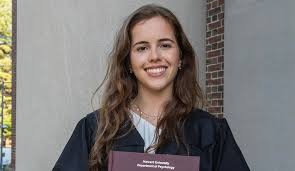 “Meus pais lutaram pela minha educação”, diz brasileira premiada em Harvard