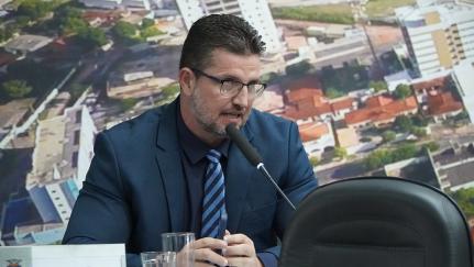 Câmara aprova projeto que proíbe terapia hormonal e cirurgia para transição em menores de 18 anos