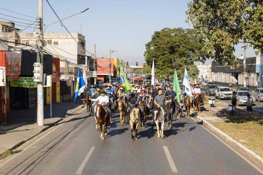 Com mais de 150 cavalos, cavalgada pelas ruas de Cuiabá abre Expoagro 2025; veja