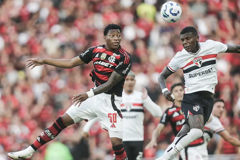 Crespo reestreia com derrota para o Flamengo, e São Paulo fica mais perto do Z4 do Brasileirão