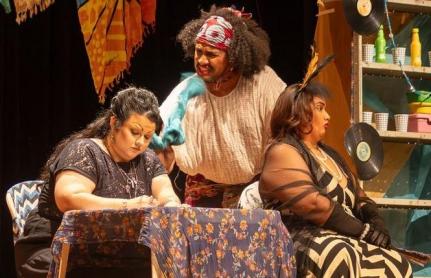 Estudantes de teatro apresentam cenas reflexivas sobre movimento cultural brasileiro