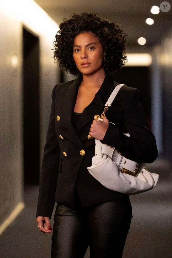 ‘Vale Tudo’ para ser rica? Maria de Fátima dá adeus a cores vibrantes e surge diferente após temporada em Paris; veja antes e depois