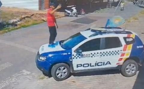 PM prende homem que subiu em viatura para gravar vídeos de apologia ao crime