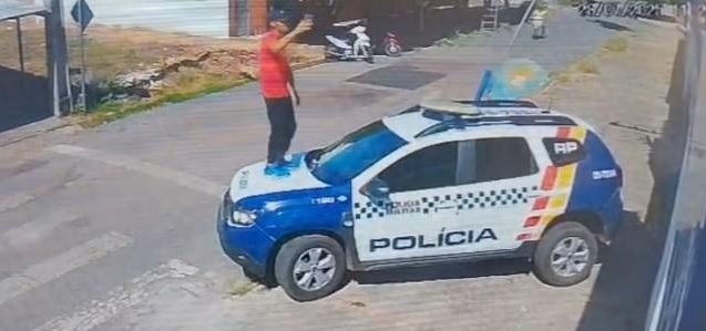 PM prende homem que subiu em viatura para gravar vídeos de apologia ao crime