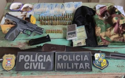 Ação integrada da PM e Polícia Civil recolhe armas, munições e porções de maconha em zona rural