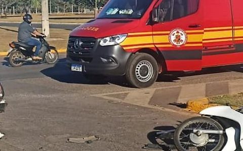 Corpo de Bombeiros socorre motociclista ferida após colisão com carro em rotatória