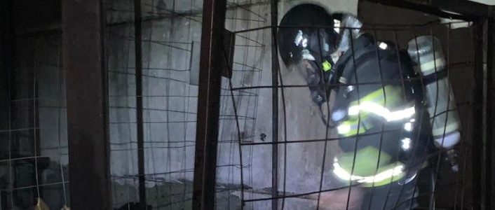 Corpo de Bombeiros realiza rescaldo após fogo em depósito do Atacadão em Lucas do Verde