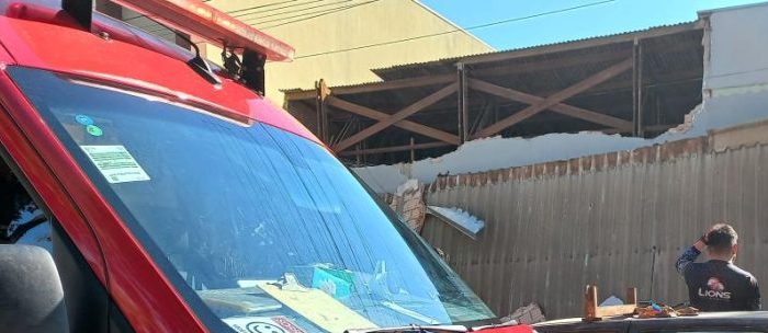 Trabalhador fica ferido após queda de fachada em supermercado