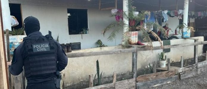 Polícia Civil prende líder de facção, apreende drogas e fecha rinha de galo em Campos de Júlio